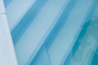 Roquebrune-sur-Argens : choisir un expert pour la rénovation de votre piscine en polyester